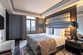 Royal Savoy Hotel & Spa