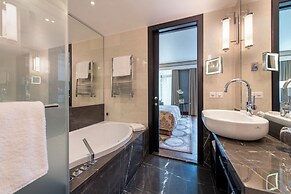 Royal Savoy Hotel & Spa