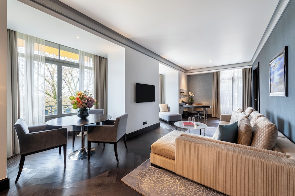 Royal Savoy Hotel & Spa