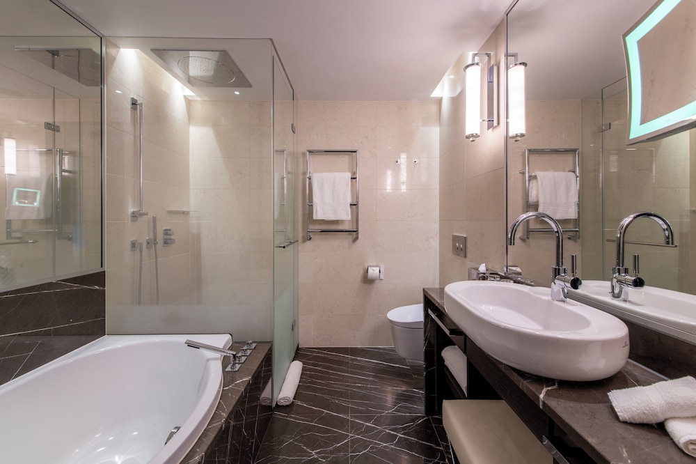 Royal Savoy Hotel & Spa