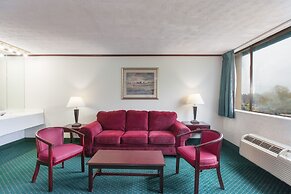 Schenectady Inn & Suites