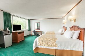 Schenectady Inn & Suites