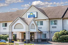 Days Inn & Suites by Wyndham Vancouver