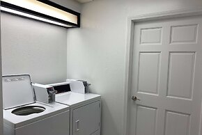 Days Inn & Suites by Wyndham Arlington Heights