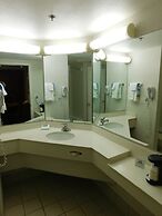 Days Inn & Suites by Wyndham Arlington Heights