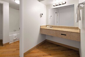 La Quinta Inn by Wyndham Pittsburgh Airport