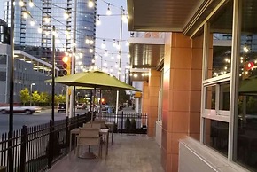 La Quinta Inn & Suites by Wyndham Indianapolis Downtown