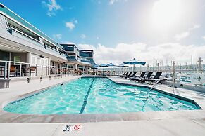 Bay Club Hotel & Marina
