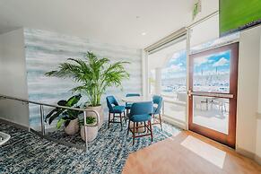 Bay Club Hotel & Marina
