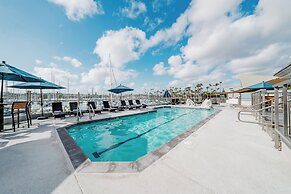 Bay Club Hotel & Marina