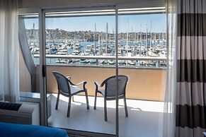 Bay Club Hotel & Marina