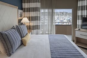 Bay Club Hotel & Marina