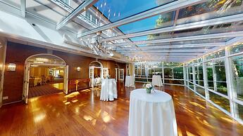 Avon Old Farms Hotel