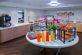 DoubleTree by Hilton Hotel Alana - Waikiki Beach