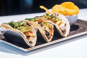 DoubleTree by Hilton Hotel Alana - Waikiki Beach