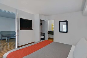 Motel 6 Cutler Bay, FL