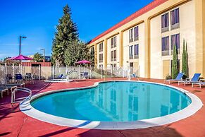 La Quinta Inn & Suites by Wyndham Oakland Airport Coliseum