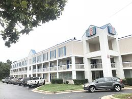Motel 6 Raleigh, NC - North