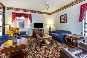 Econo Lodge Inn & Suites