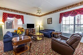 Econo Lodge Inn & Suites