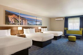 Days Inn & Suites by Wyndham Anaheim At Disneyland Park