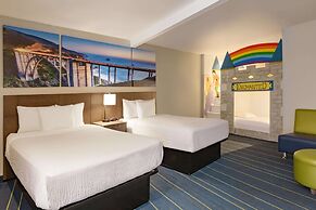 Days Inn & Suites by Wyndham Anaheim At Disneyland Park