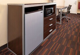 Best Western Plus Raffles Inn & Suites