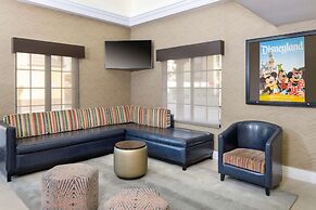 Best Western Plus Raffles Inn & Suites