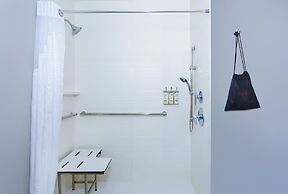 Holiday Inn Express & Suites Tampa Stadium – Airport Area by IHG