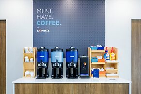 Holiday Inn Express & Suites Tampa Stadium – Airport Area by IHG