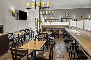 Yosemite Southgate Hotel & Suites