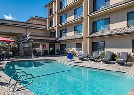 Yosemite Southgate Hotel & Suites