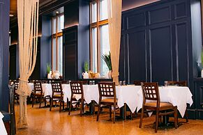 Empire Hotel