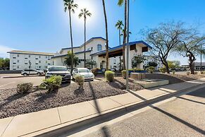 Days Inn & Suites by Wyndham Mesa Near Phoenix