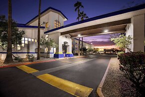 Days Inn & Suites by Wyndham Mesa Near Phoenix