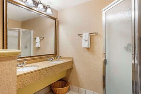 Best Western Plus Revere Inn & Suites