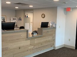 Days Inn & Suites by Wyndham Duluth by the Mall