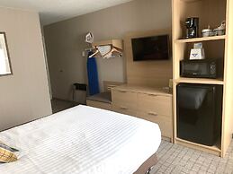 Days Inn & Suites by Wyndham Duluth by the Mall