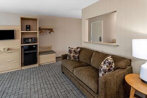 Days Inn & Suites by Wyndham Duluth by the Mall