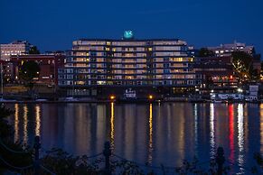 Victoria Regent Waterfront Hotel & Suites