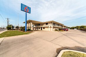 Motel 6 San Antonio, TX - South WW White Rd