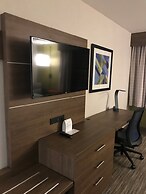 Holiday Inn Express & Suites Camarillo by IHG