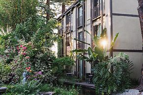 Dinah's Garden Hotel