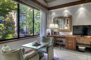 Dinah's Garden Hotel