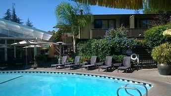 Dinah's Garden Hotel
