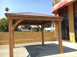 Riverside Inn & Suites