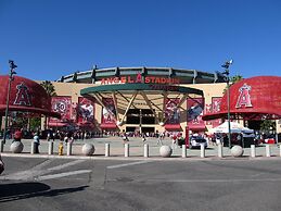 Buena Park Grand Hotel & Suites