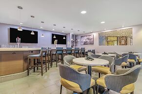 Embassy Suites by Hilton Detroit Metro Airport