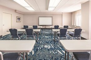 La Quinta Inn & Suites by Wyndham Philadelphia Airport
