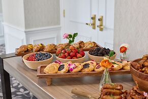 The Alexandrian Old Town Alexandria, Autograph Collection